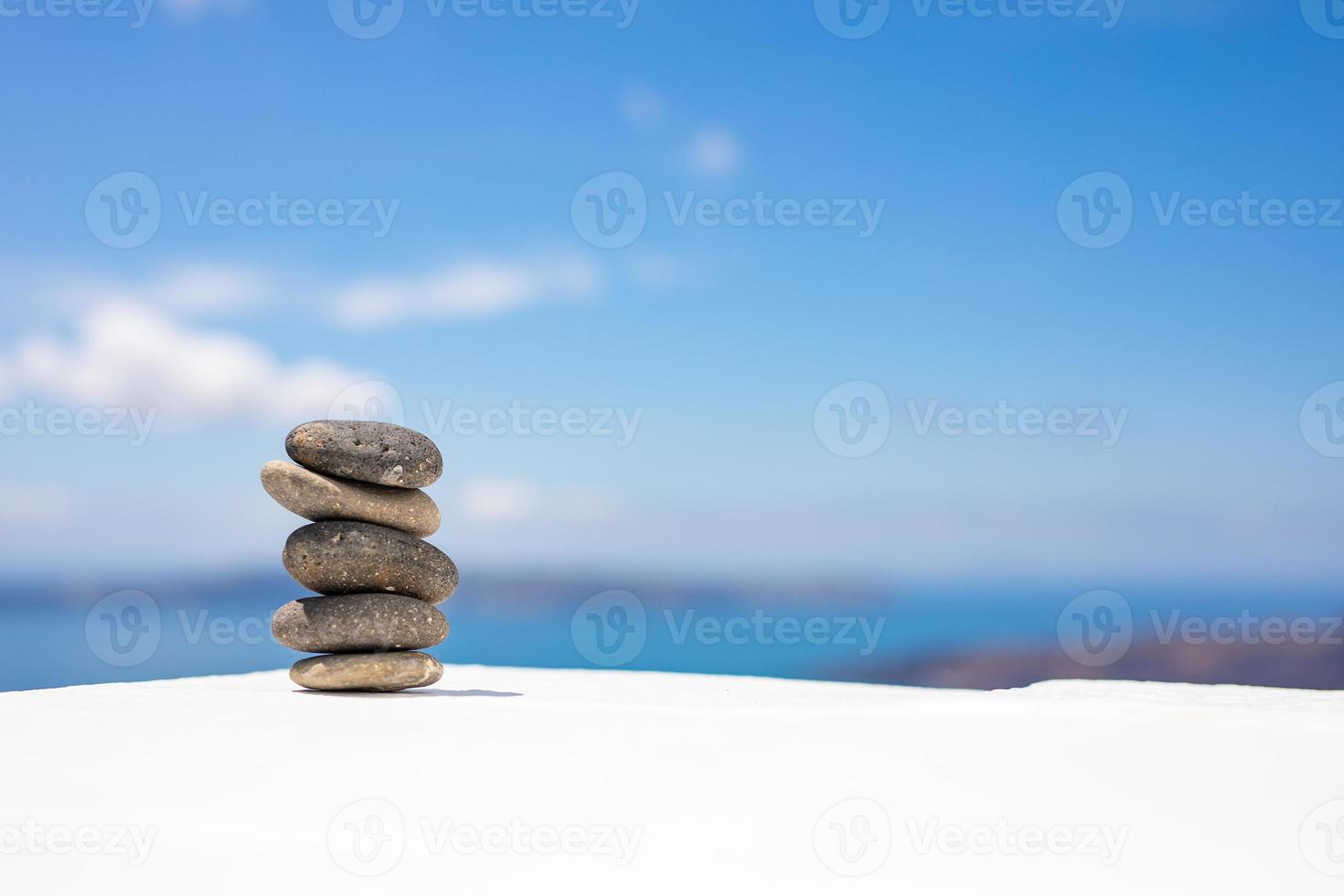 zen pietre su bellissimo bianca di legno terra contro blu cielo. sognante scenario, ispirazione natura concetto. natura equilibrio e modello con copia spazio foto