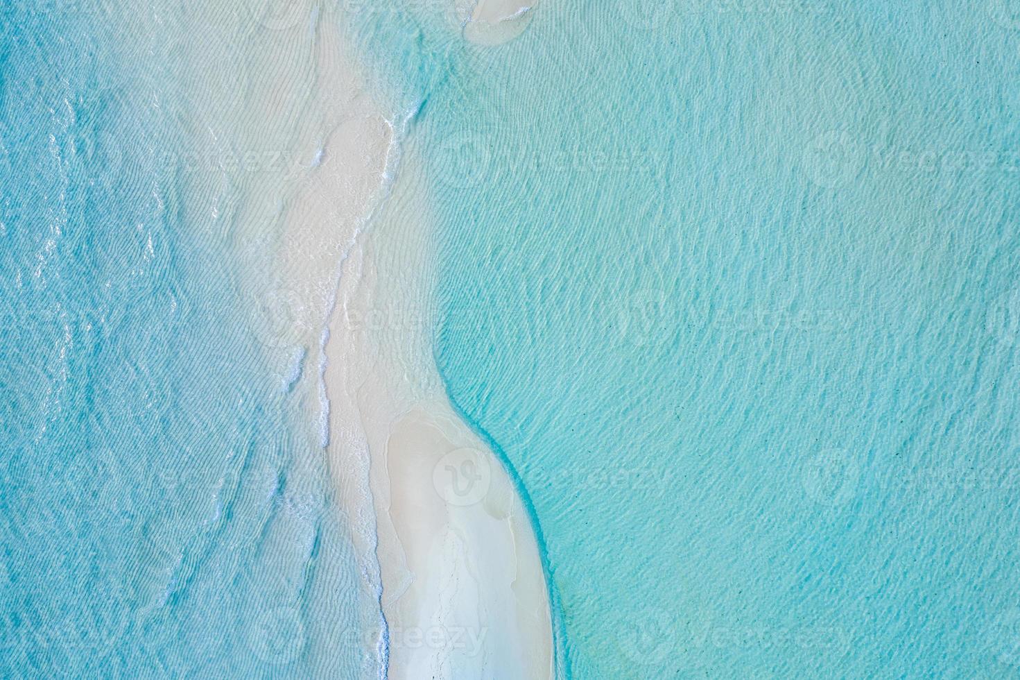 bellissimo sabbia banca, aereo Visualizza di mare superficie. superiore Visualizza di trasparente turchese oceano acqua superficie, increspature e morbido onde. bellissimo natura ambiente. mare oceano acqua concetto, soleggiato tempo metereologico foto