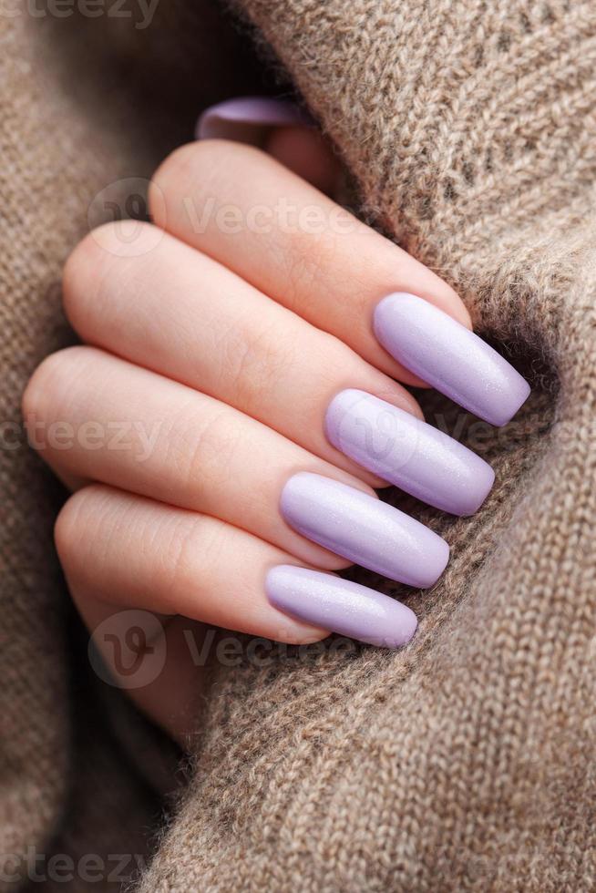 ragazze mani con un' morbido viola manicure. foto