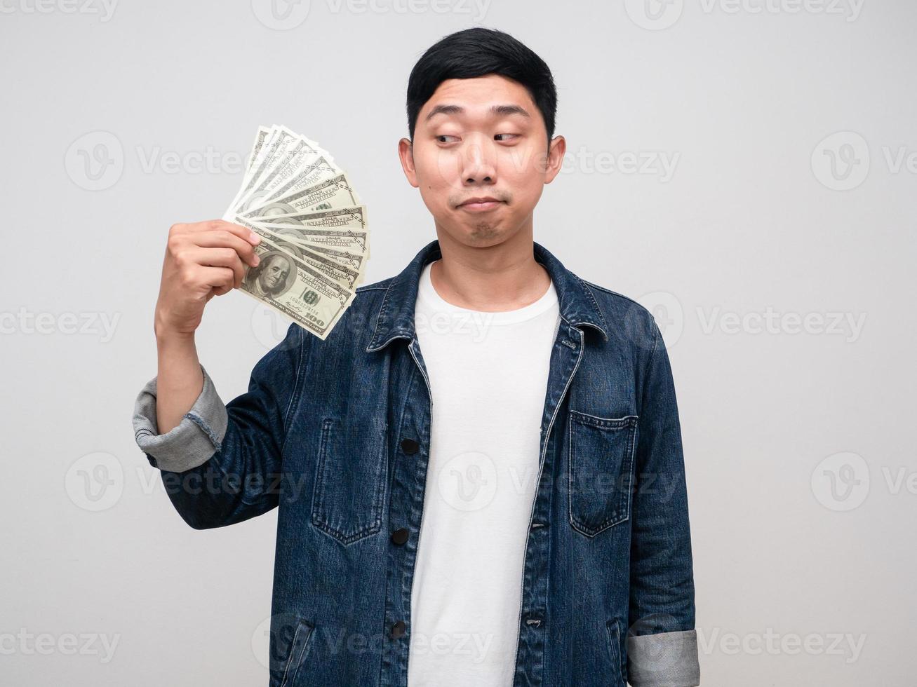 positivo uomo jeans camicia si sente orgoglioso con guadagnare i soldi nel il suo mano isolato foto