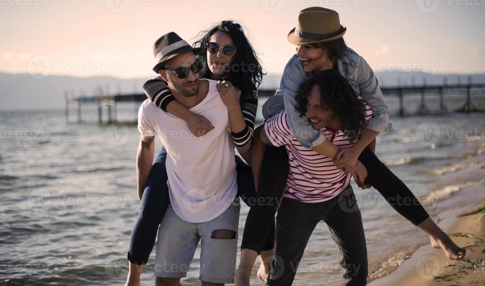 giovane persone avendo divertimento di un' lago. giovane amici rilassante di un' lago. foto