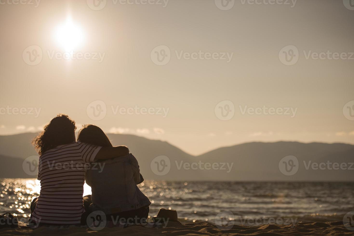 indietro Visualizza di un' contento romantico coppia godendo bellissimo tramonto su il spiaggia. viaggio vacanza la pensione stile di vita concetto foto