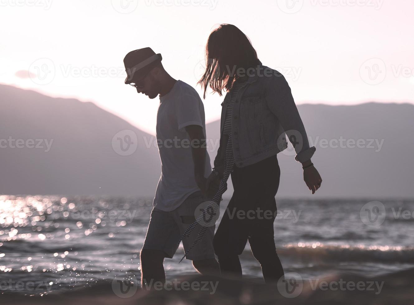 contento romantico coppia godendo bellissimo tramonto camminare su il spiaggia. viaggio vacanza la pensione stile di vita concetto foto