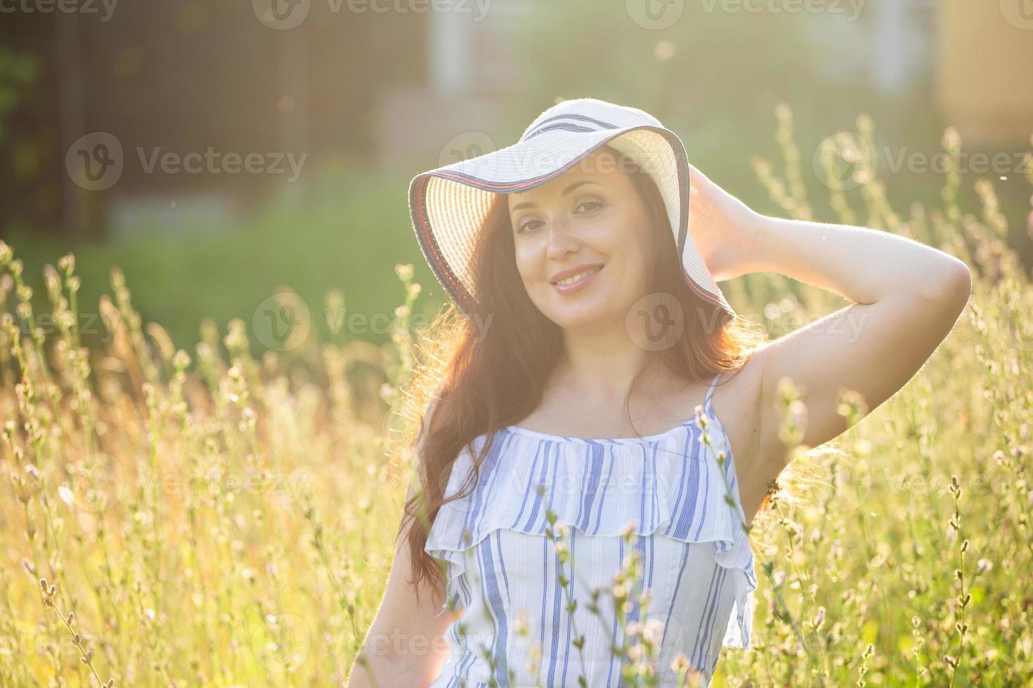 donna a piedi nel un' campo nel estate soleggiato giorno. foto