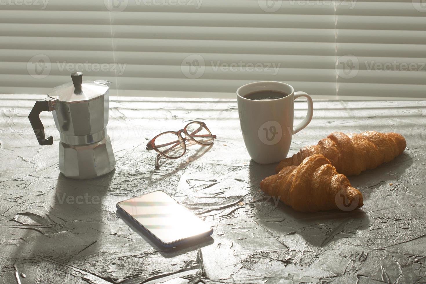 prima colazione con brioche e caffè e moka pentola. mattina pasto e prima colazione concetto. foto