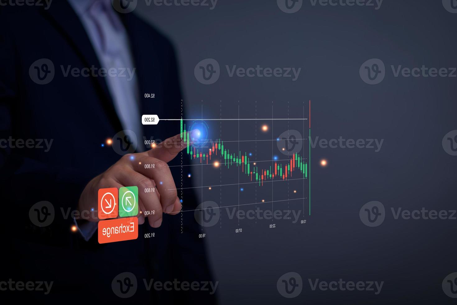 pianificazione e strategia, mercato azionario, crescita aziendale, progresso o concetto di successo. mano dell'uomo d'affari o del commerciante che tocca mostrando un'azione di ologramma virtuale in crescita sullo smartphone, investi nel trading. foto