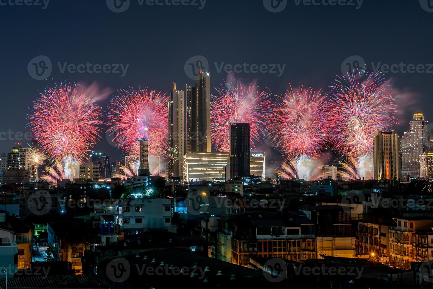 fuochi d'artificio su il fiume nel il buio cielo, contento nuovo anno 2023, Tailandia. foto