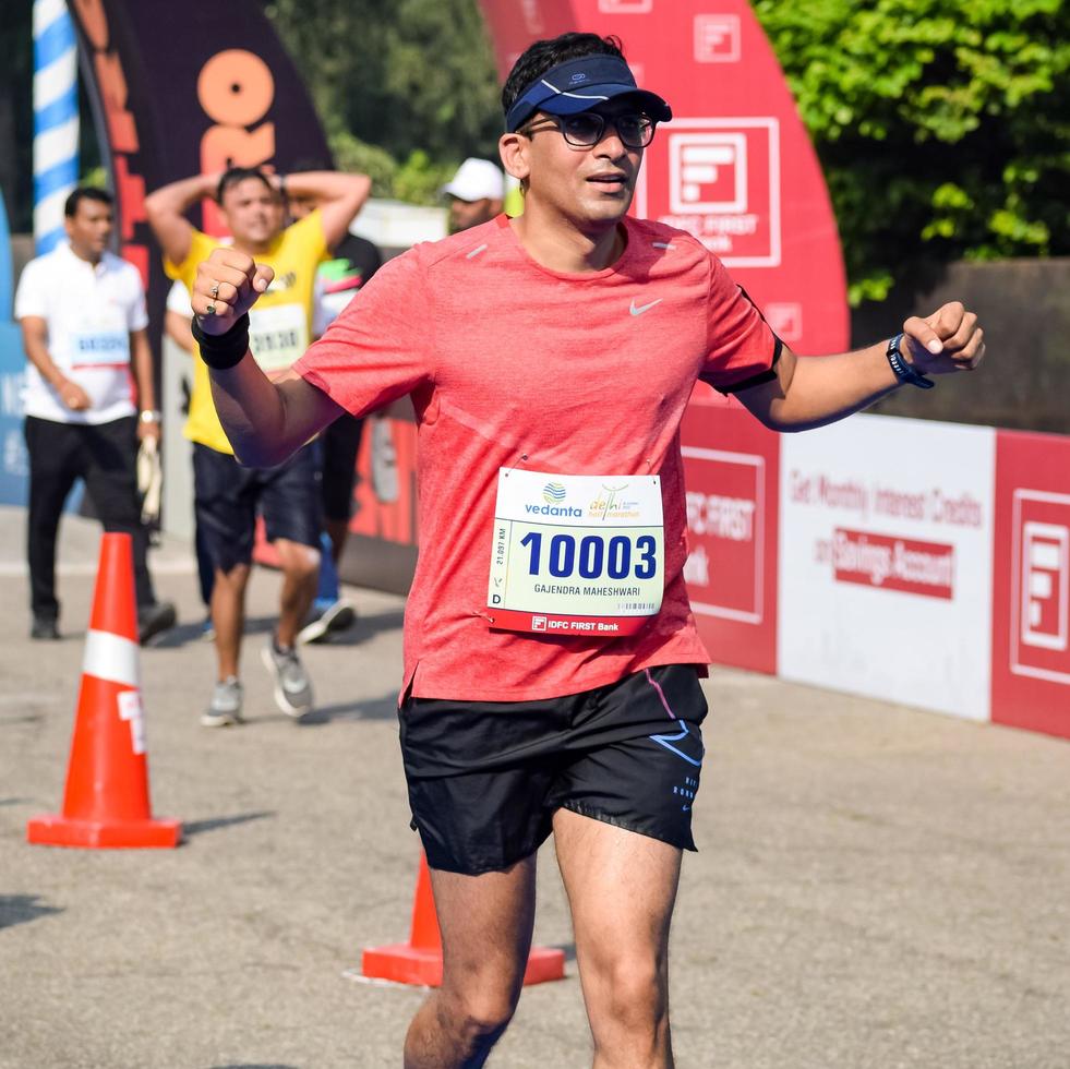 nuovo delhi, India - ottobre 16 2022 - vedanta delhi metà maratona gara dopo covid nel quale maratona partecipanti di per attraversare il finire linea, delhi metà maratona 2022 foto