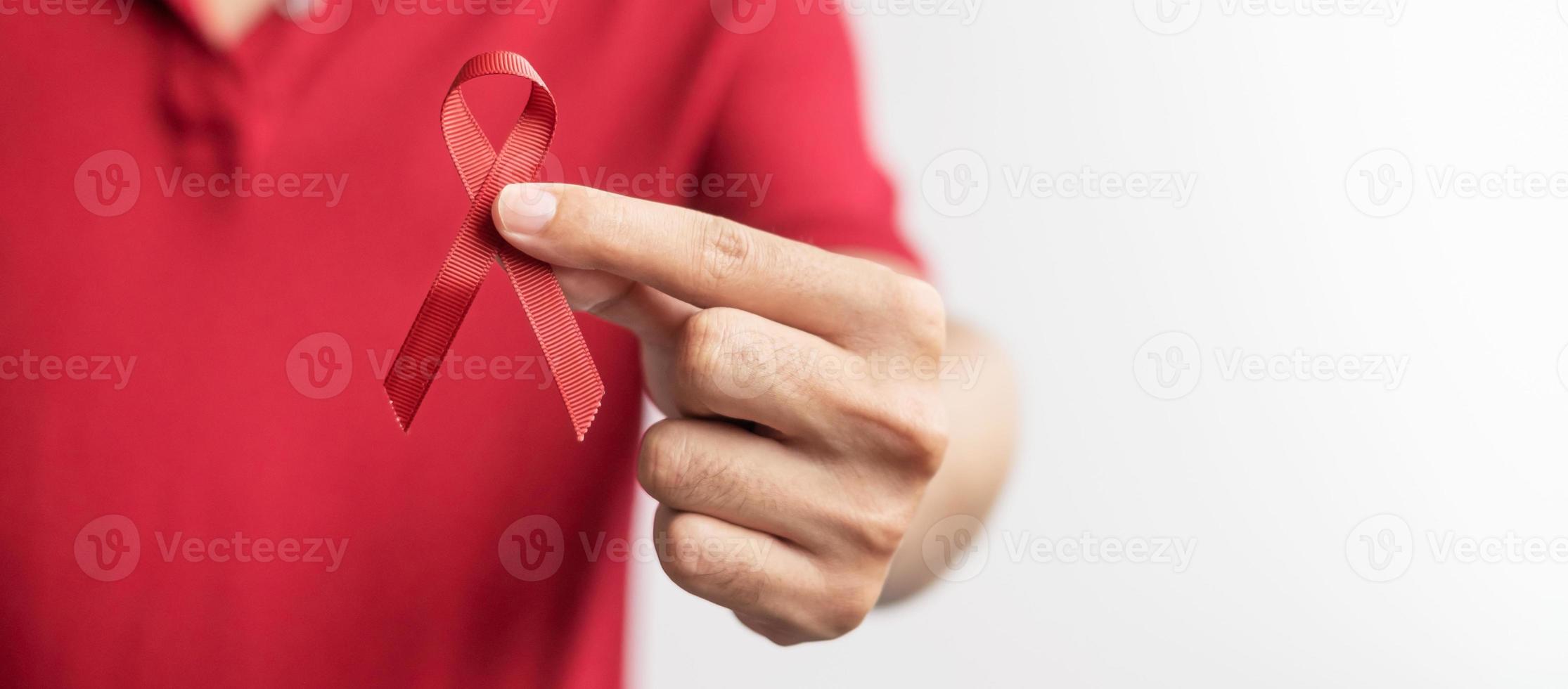 nastro rosso bordeaux per il cancro del mieloma multiplo di marzo e il mese di sensibilizzazione della giornata mondiale contro l'aids. concetto di salute e giornata mondiale del cancro foto