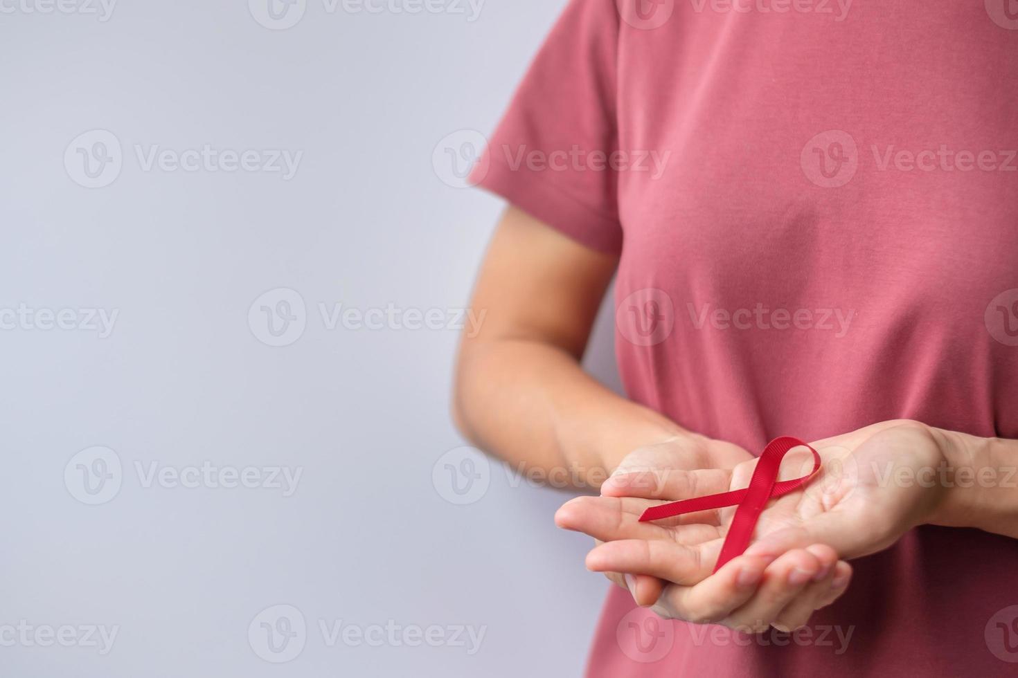 nastro rosso bordeaux per il cancro del mieloma multiplo di marzo e il mese di sensibilizzazione della giornata mondiale contro l'aids. concetto di salute e giornata mondiale del cancro foto