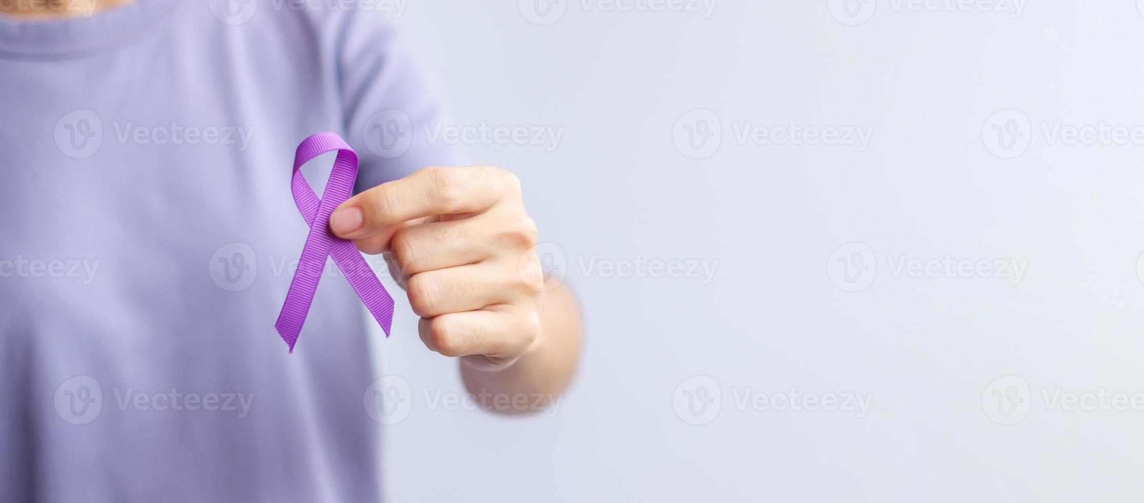 viola nastro per cancro giorno, lupus, pancreatico, esofageo, testicolare cancro, mondo alzheimer, epilessia, sarcoidosi, fibromialgia e domestico violenza consapevolezza mese concetti foto