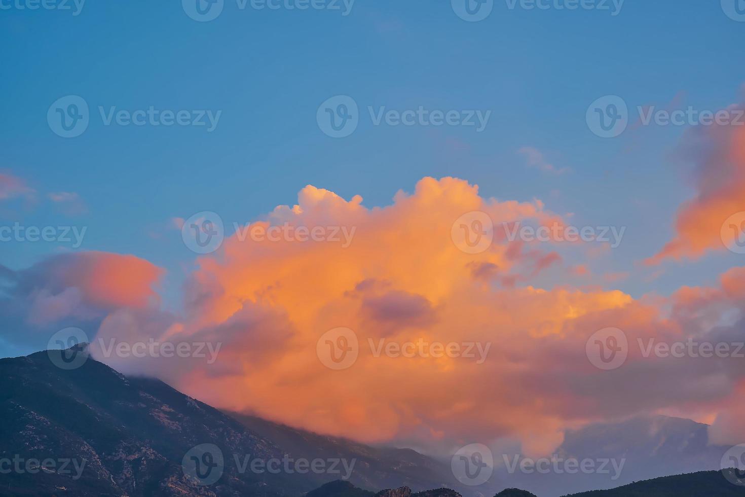 tramonto nel il montagne, il nuvole al di sopra di il montagna siamo illuminato di il ambientazione sole, il idea per il sfondo, il tempo metereologico sfondo, il bellissimo natura di il montagne foto