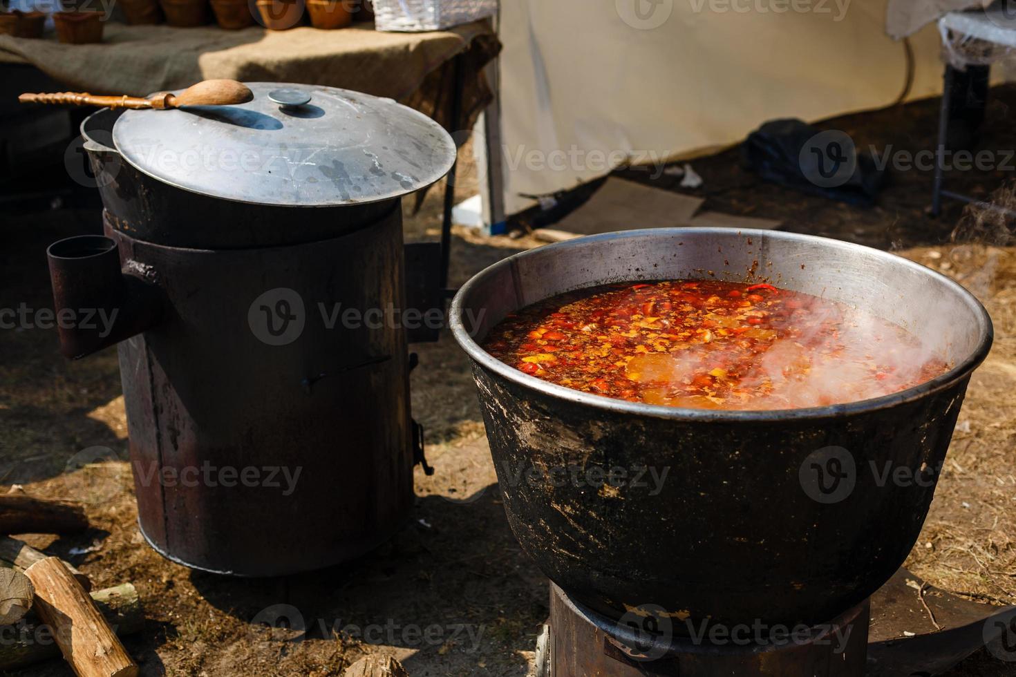 grande la minestra pentola con crescente vapore 16849081 Stock Photo su  Vecteezy