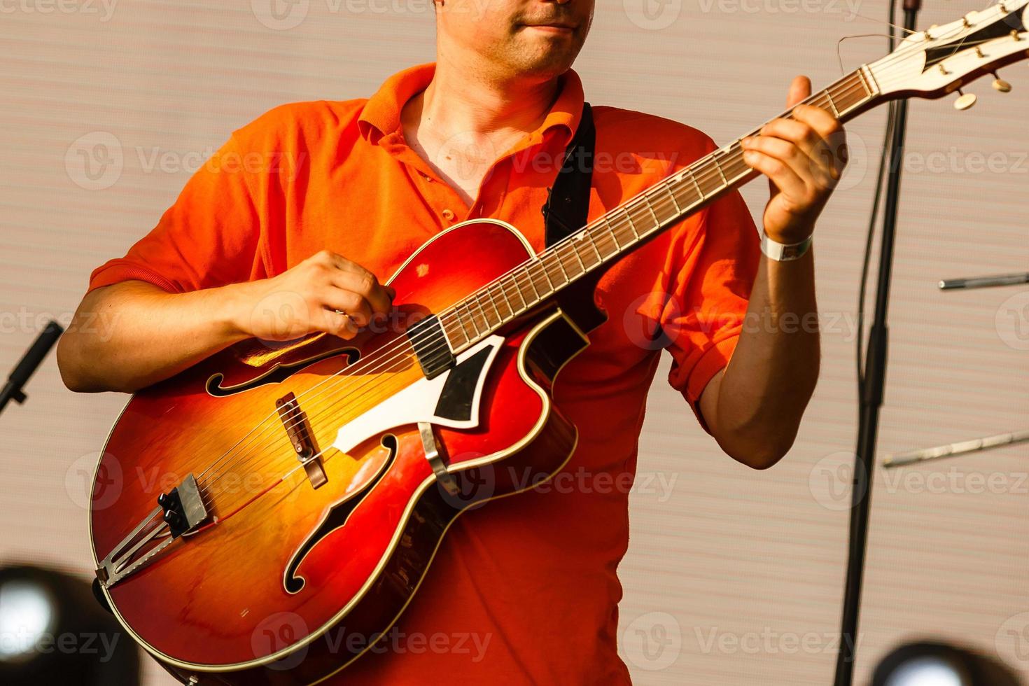 vicino su di chitarrista mano giocando acustico chitarra foto