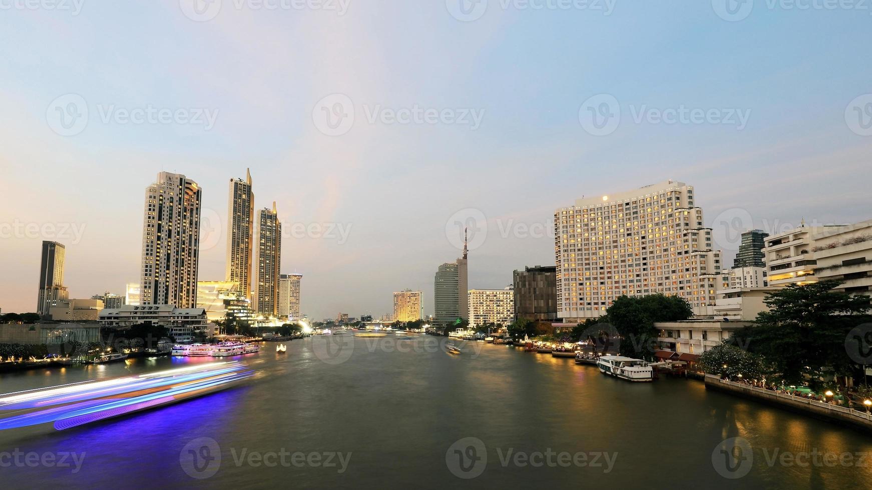 bangkok paesaggio urbano notte Visualizza nel il attività commerciale quartiere, shopping centro e Hotel. foto