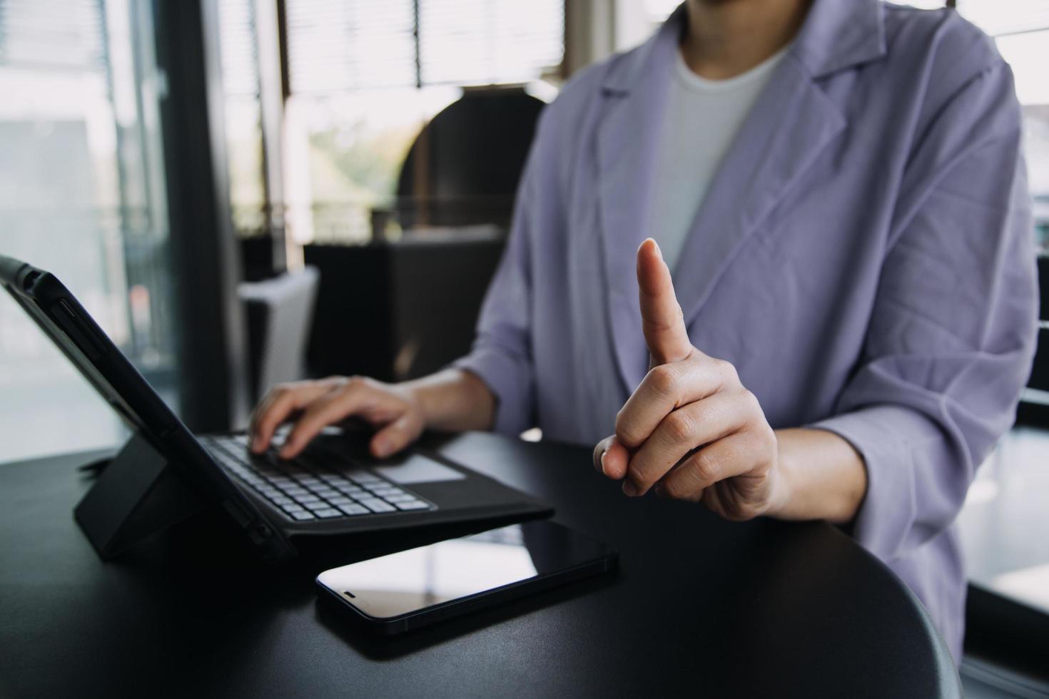 asiatico colleghi uomo e donna discutere e Lavorando con il computer portatile computer su ufficio scrivania nel il ufficio foto