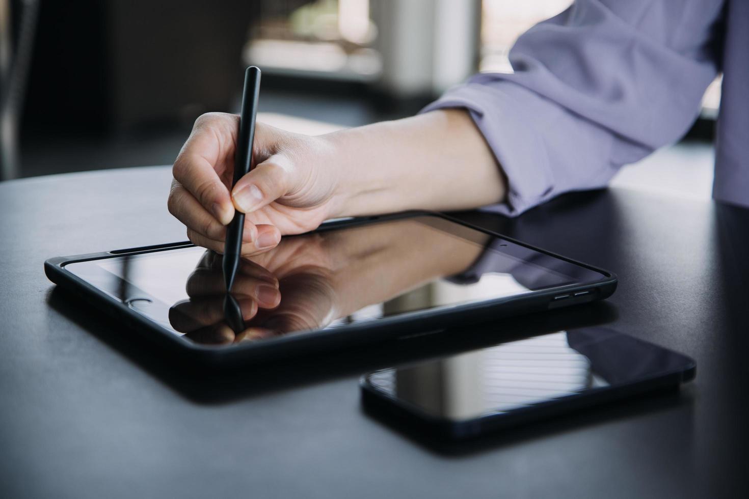 asiatico colleghi uomo e donna discutere e Lavorando con il computer portatile computer su ufficio scrivania nel il ufficio foto