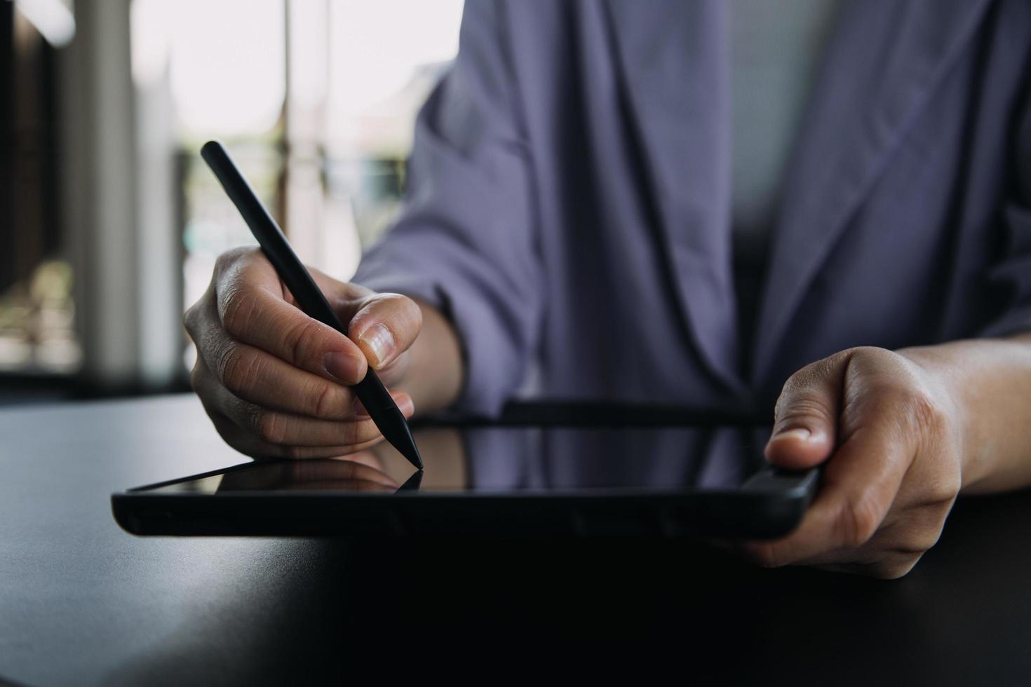 asiatico colleghi uomo e donna discutere e Lavorando con il computer portatile computer su ufficio scrivania nel il ufficio foto