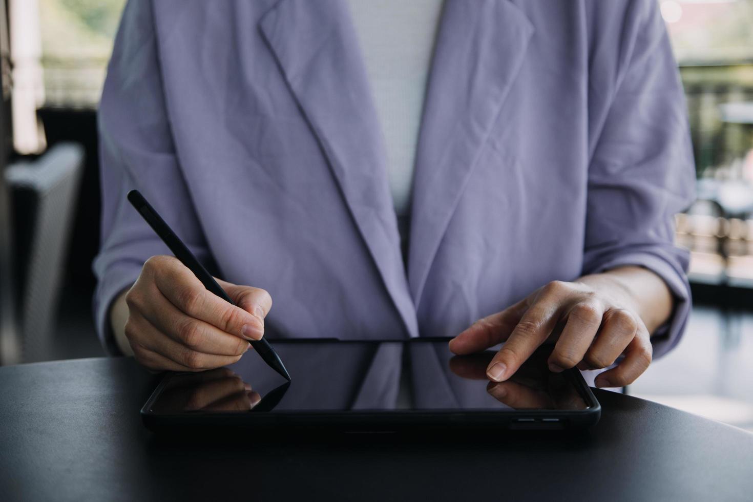 asiatico colleghi uomo e donna discutere e Lavorando con il computer portatile computer su ufficio scrivania nel il ufficio foto