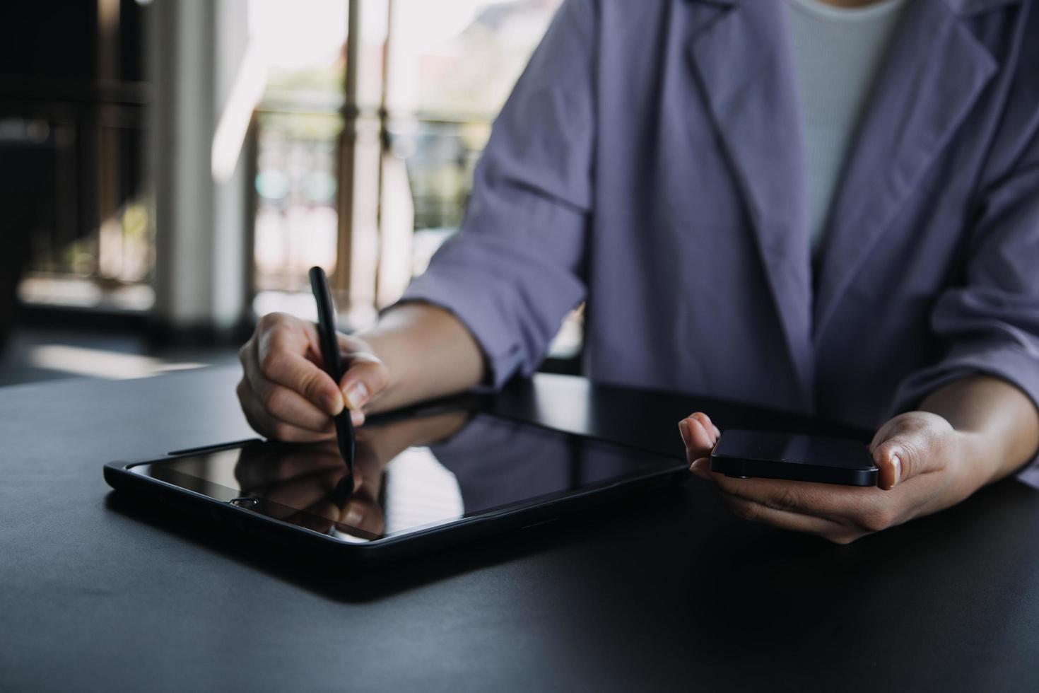 asiatico colleghi uomo e donna discutere e Lavorando con il computer portatile computer su ufficio scrivania nel il ufficio foto