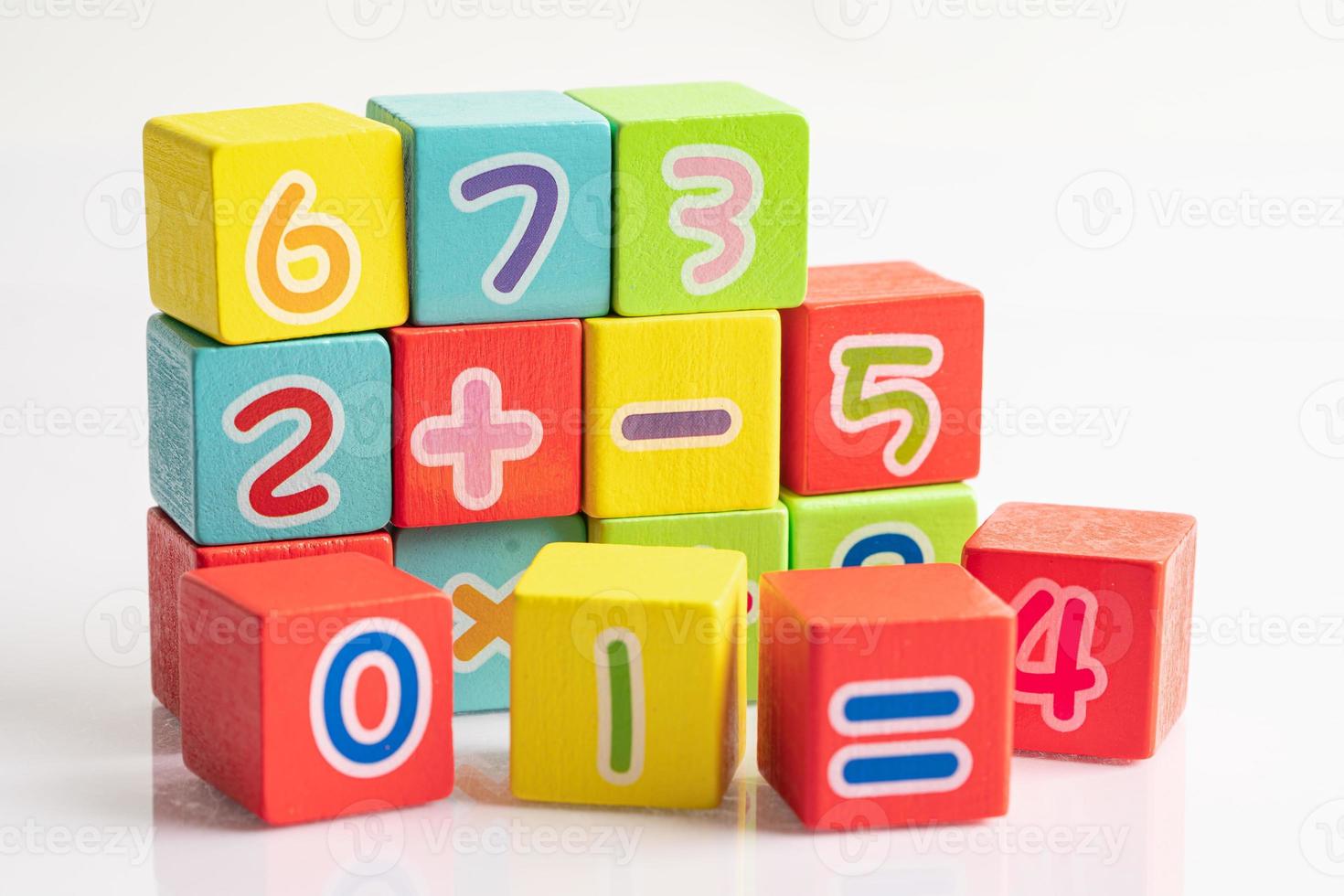 numero di matematica colorato su sfondo bianco, educazione studio apprendimento matematica insegnare concetto. foto
