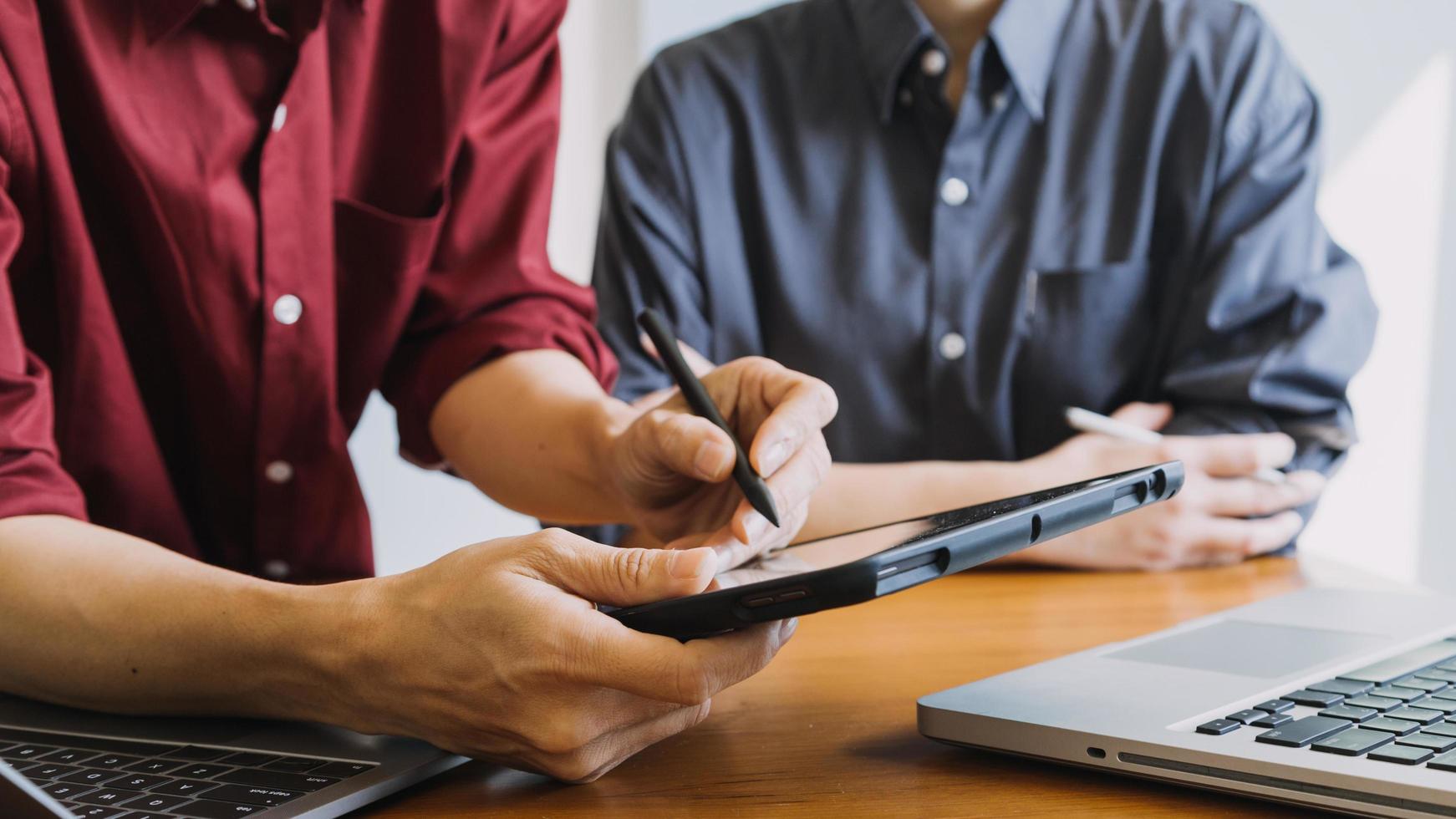 asiatico colleghi uomo e donna discutere e Lavorando con il computer portatile computer su ufficio scrivania nel il ufficio foto