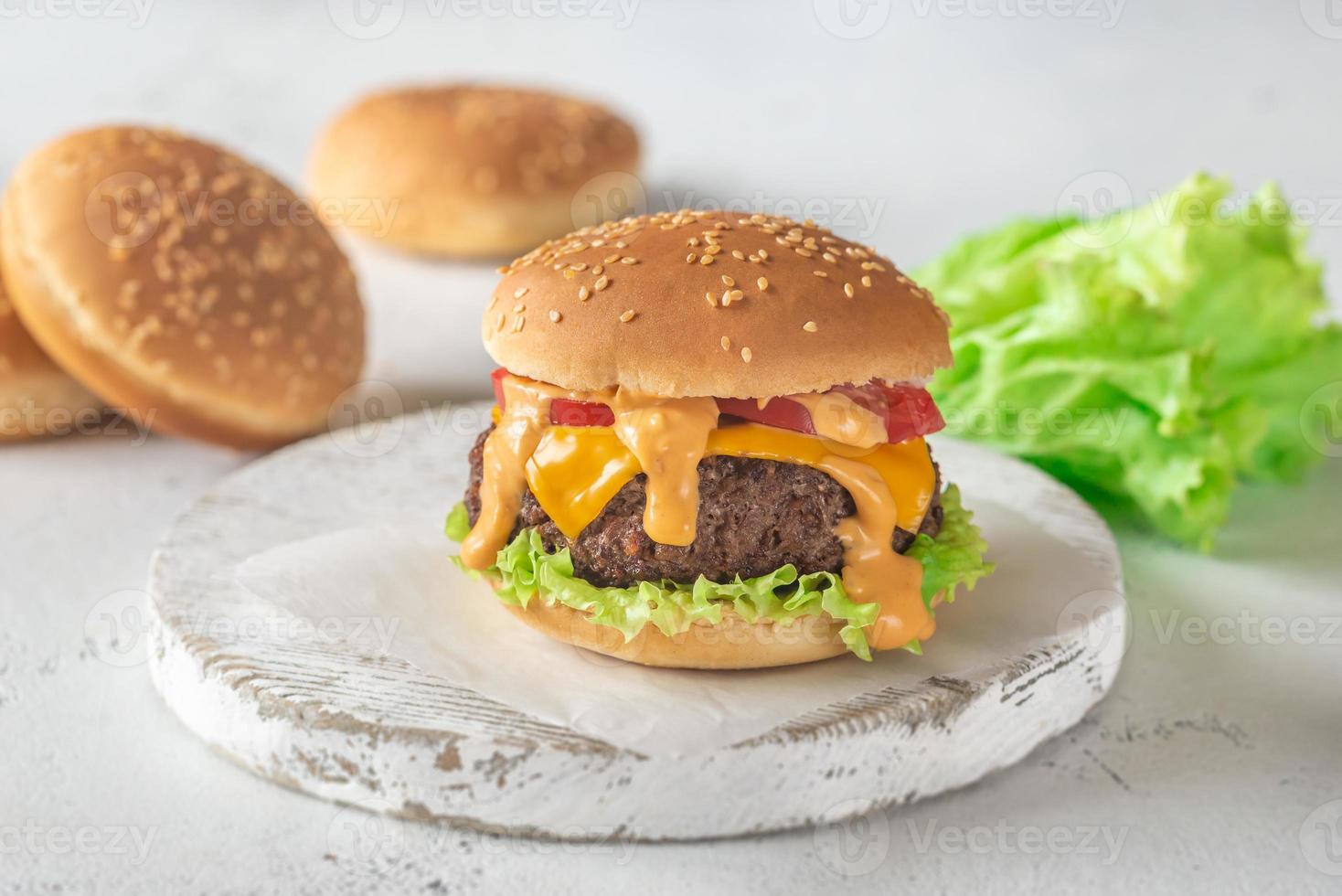 Hamburger su il di legno tavola foto