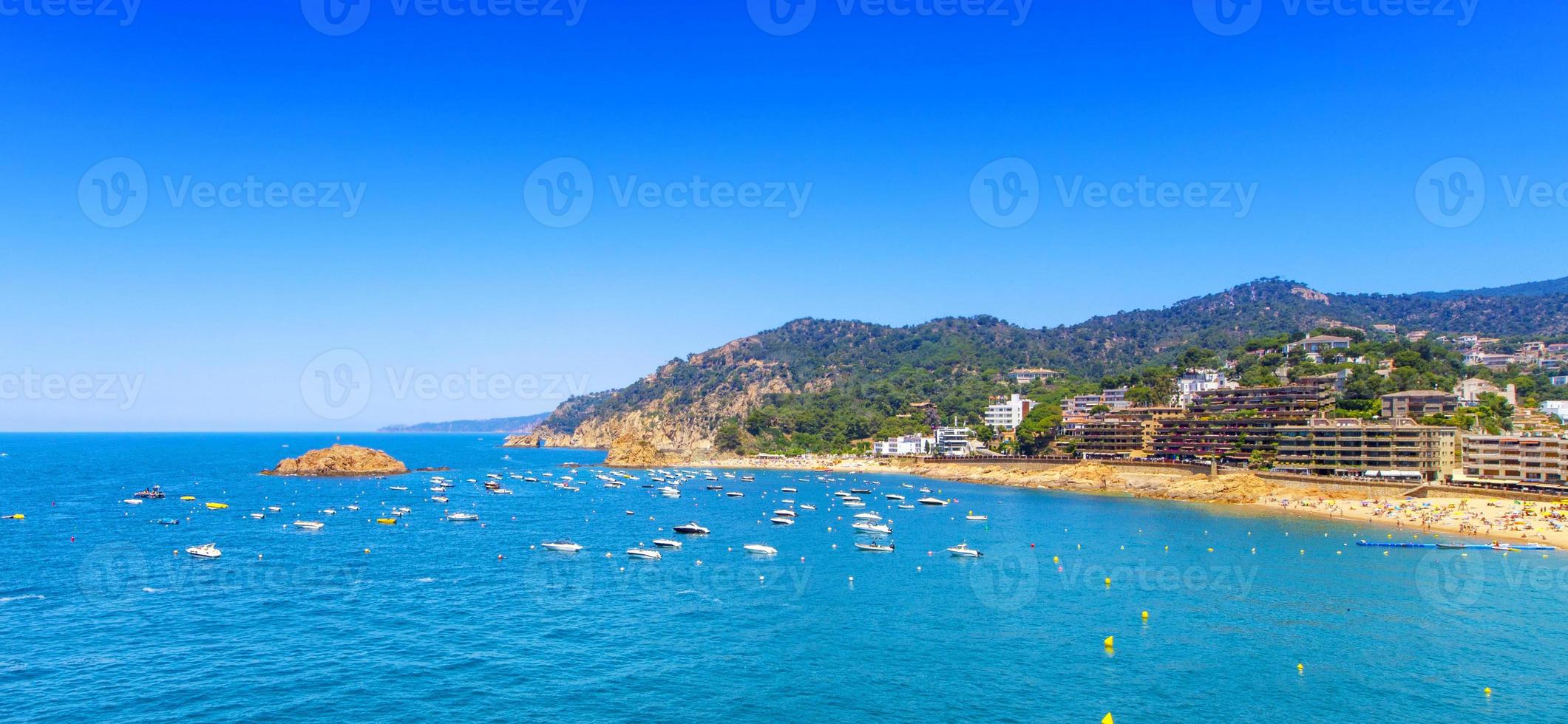 panoramica Visualizza a partire dal il riva per il mare e Barche foto