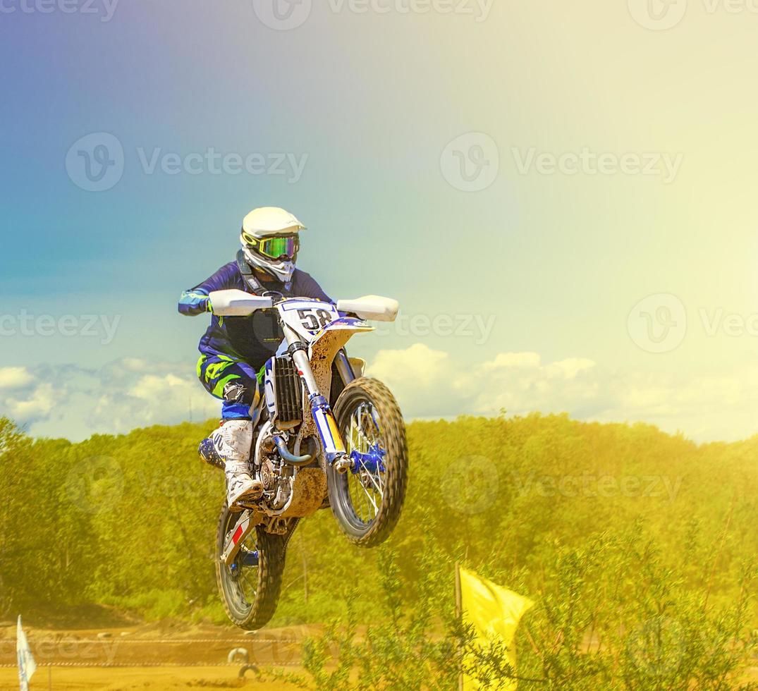 il motocross piloti pratica trucchi su loro sporco Bici su un' soleggiato giorno nel kamchatka foto