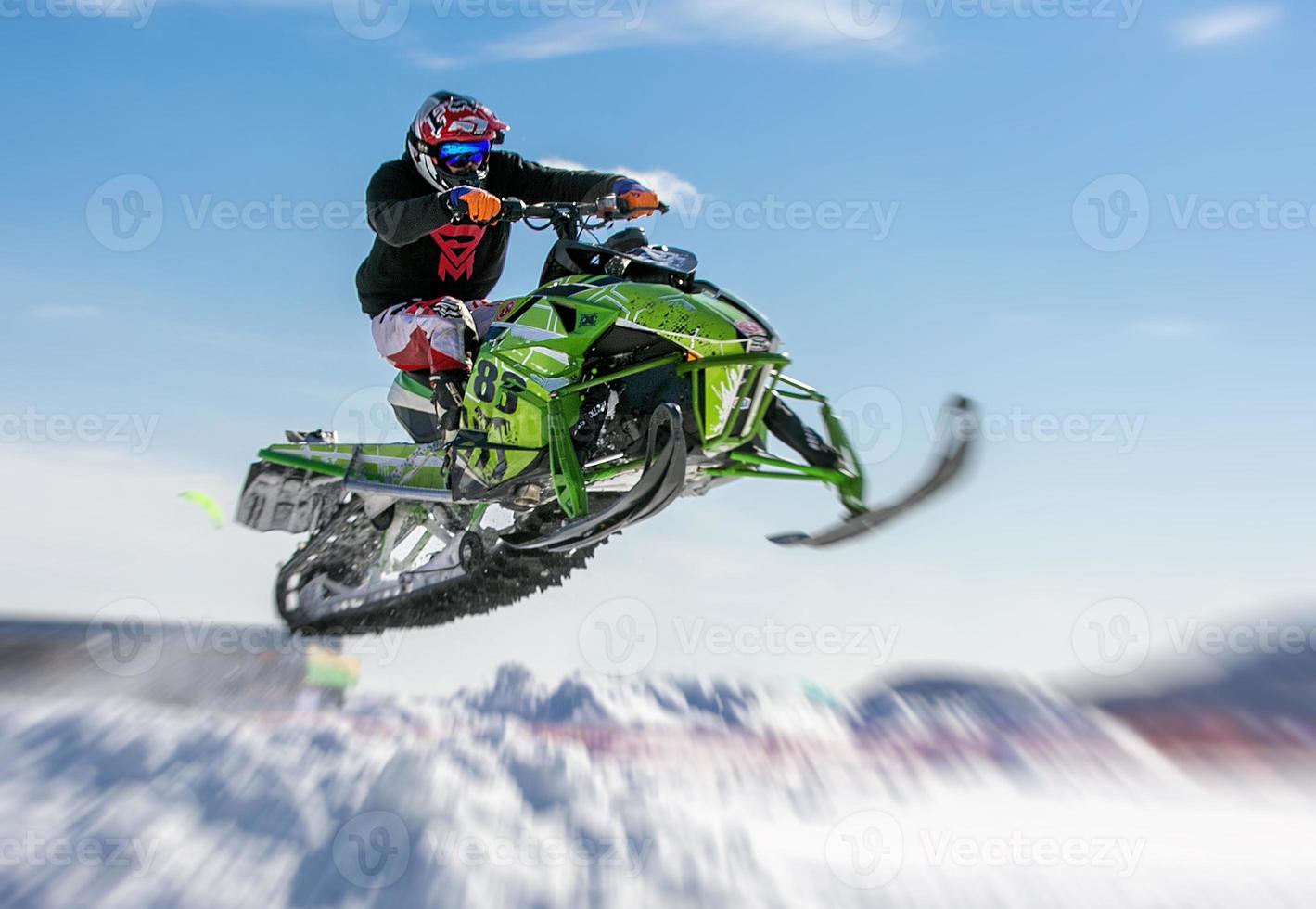 gatto delle nevi ciclista salto attraverso neve. foto