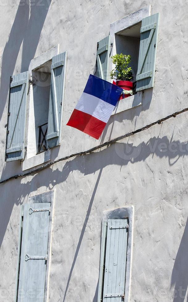 facciata di il edificio con il bandiere di Francia nel il finestra. foto
