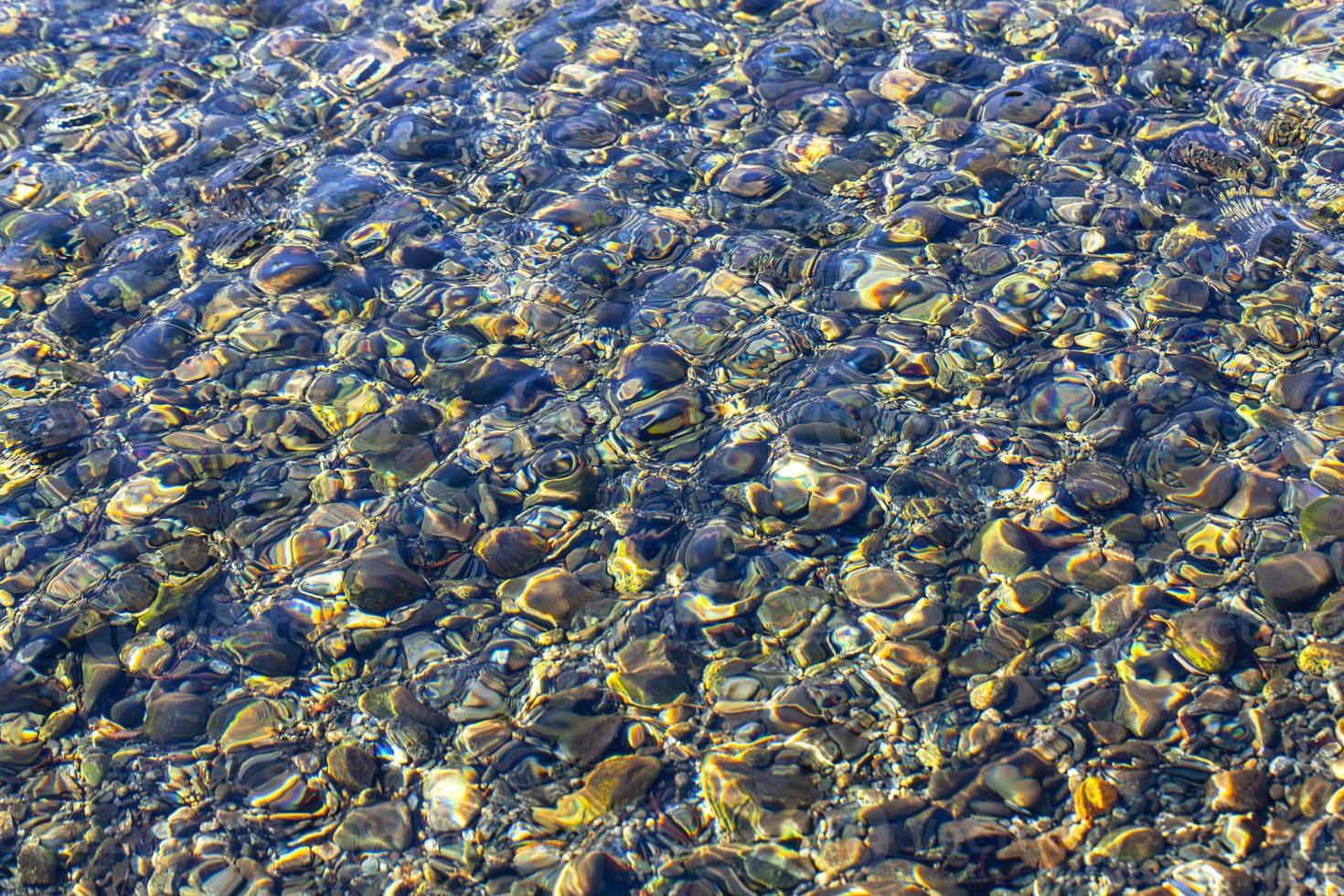 struttura trasparente chiaro acque di il fiume foto