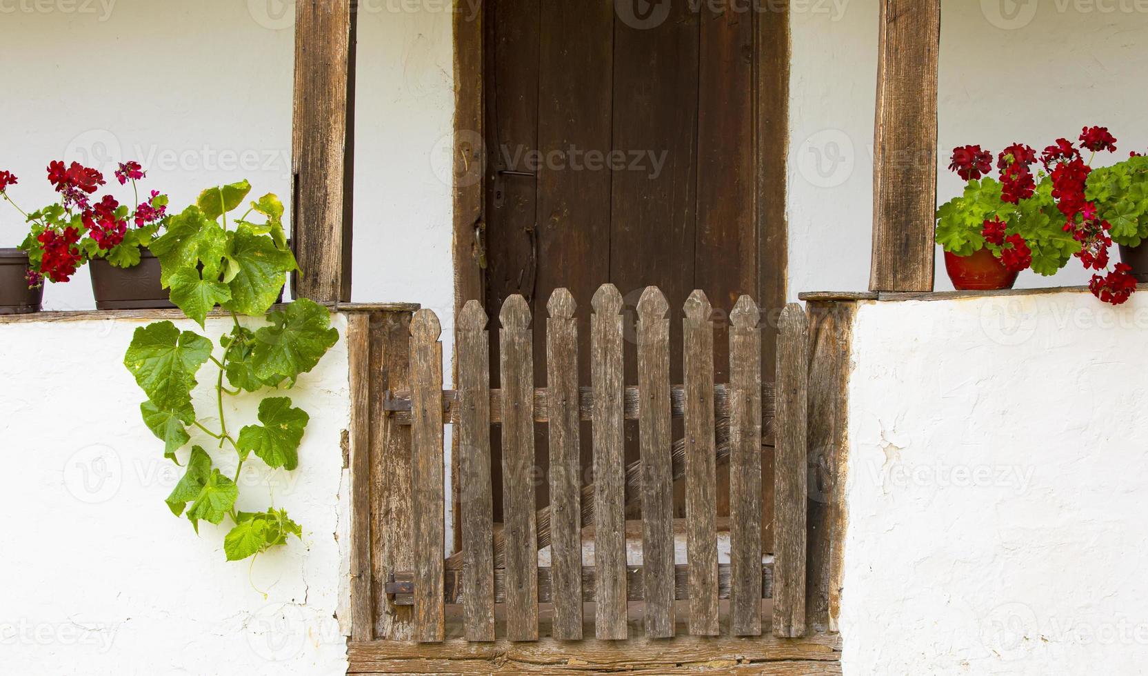 vecchio di legno cancello per il bianca villaggio Casa. selettivo messa a fuoco foto