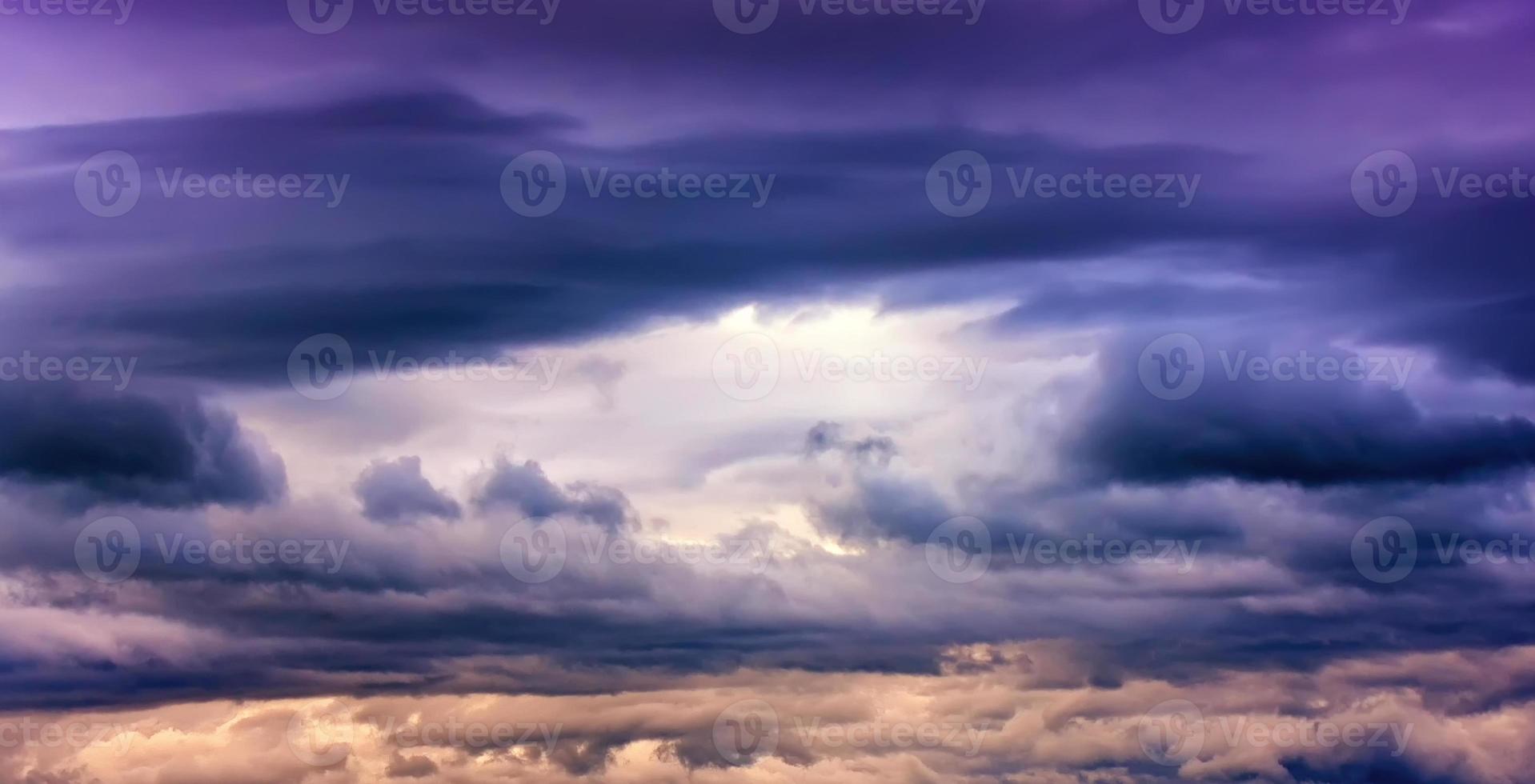 buio tempesta nuvole cielo. copia spazio sotto foto