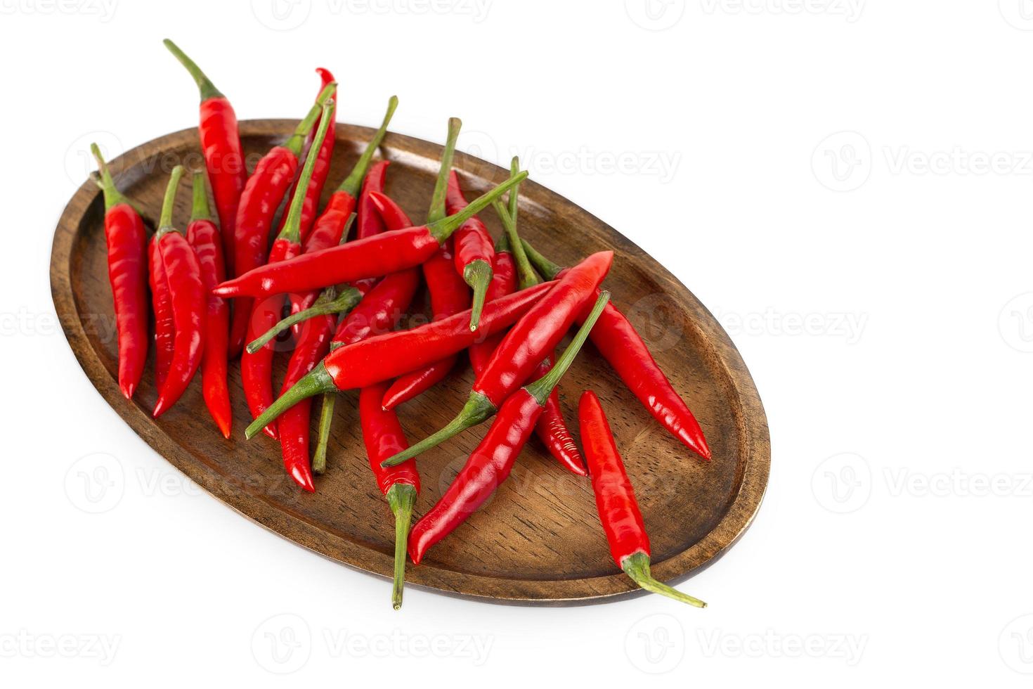 rosso caldo chili peperoni su un' di legno piatto isolato su bianca sfondo. foto