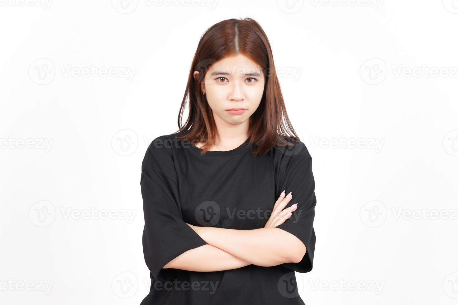 pieghevole braccia e arrabbiato di bellissimo asiatico donna isolato su bianca sfondo foto
