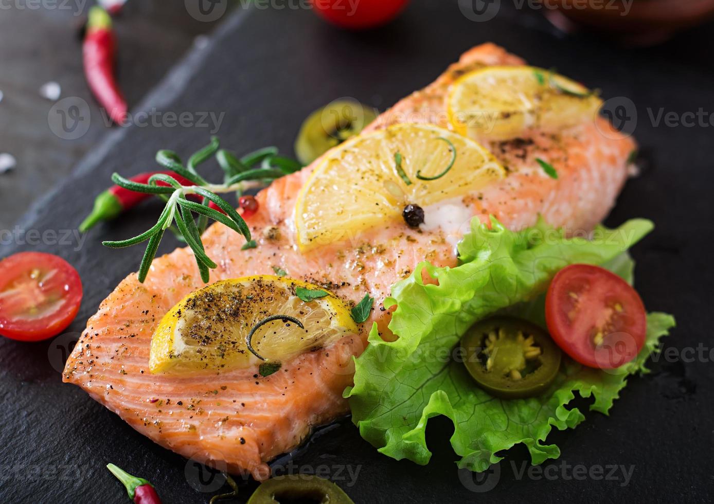 al forno salmone filetto con rosmarino, Limone e miele foto