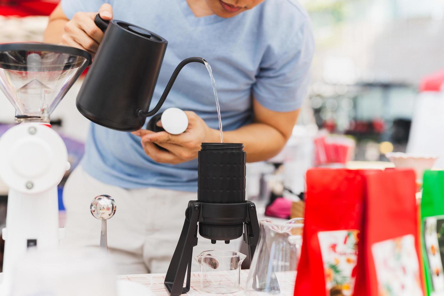 barista versare caldo acqua in caffè aeropress nel bar. foto