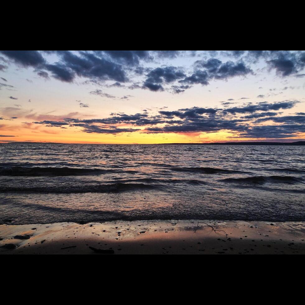 tramonto sul lago foto