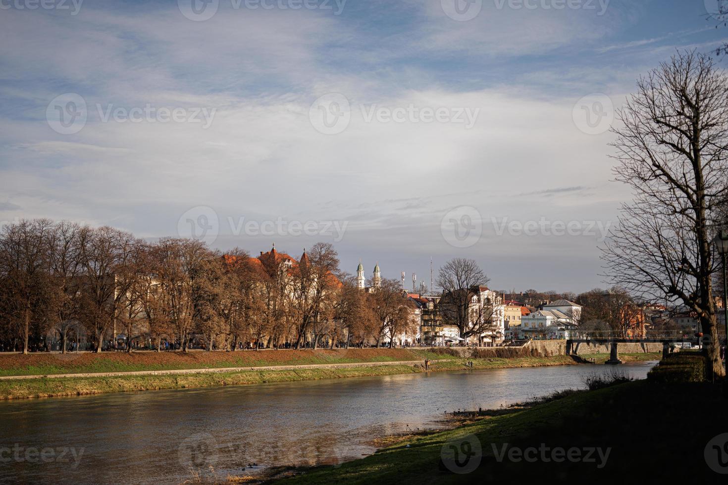 fiume uzh, uzhgorod. caldo soleggiato giorno. natura ambiente. foto