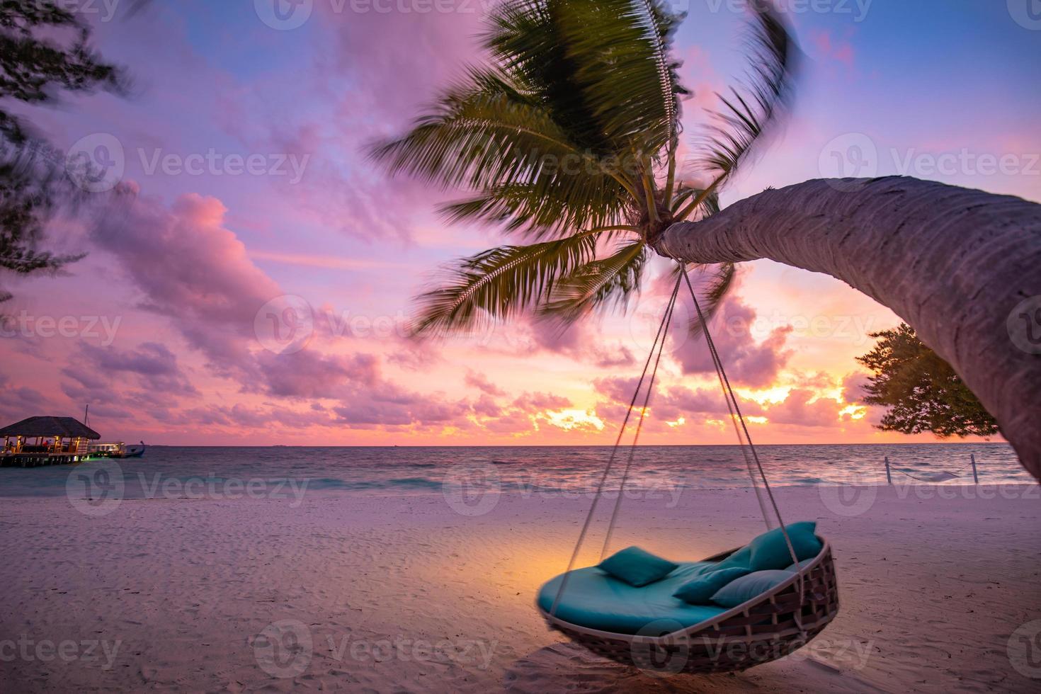 romantico spiaggia tramonto. palma albero con swing sospeso prima maestoso nuvole cielo. sognare natura paesaggio, tropicale isola Paradiso, coppia destinazione. amore costa, avvicinamento mare sabbia. rilassare incontaminato spiaggia foto