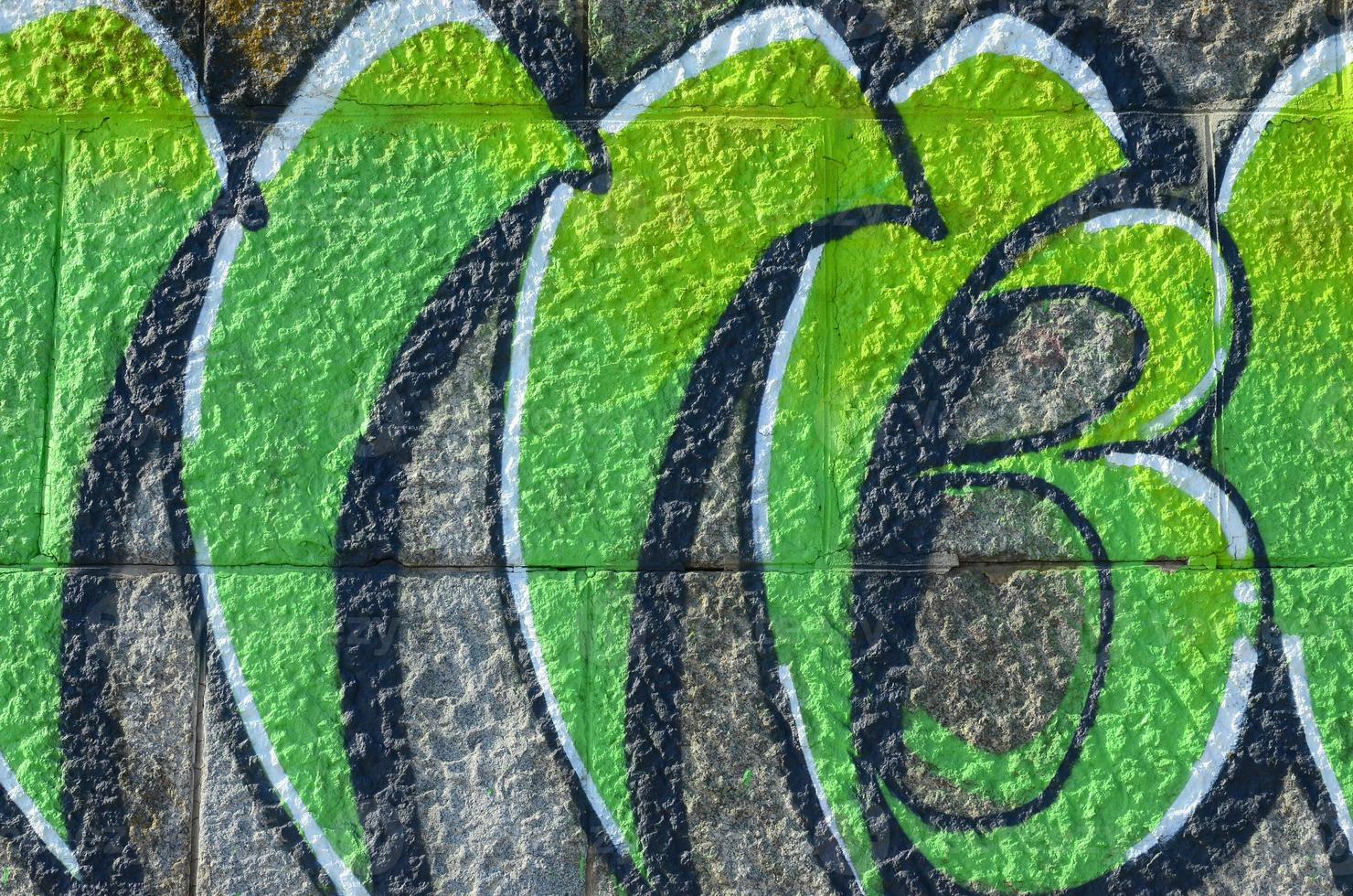 frammento di graffiti disegni. il vecchio parete decorato con dipingere macchie nel il stile di strada arte cultura. colorato sfondo struttura nel verde toni foto