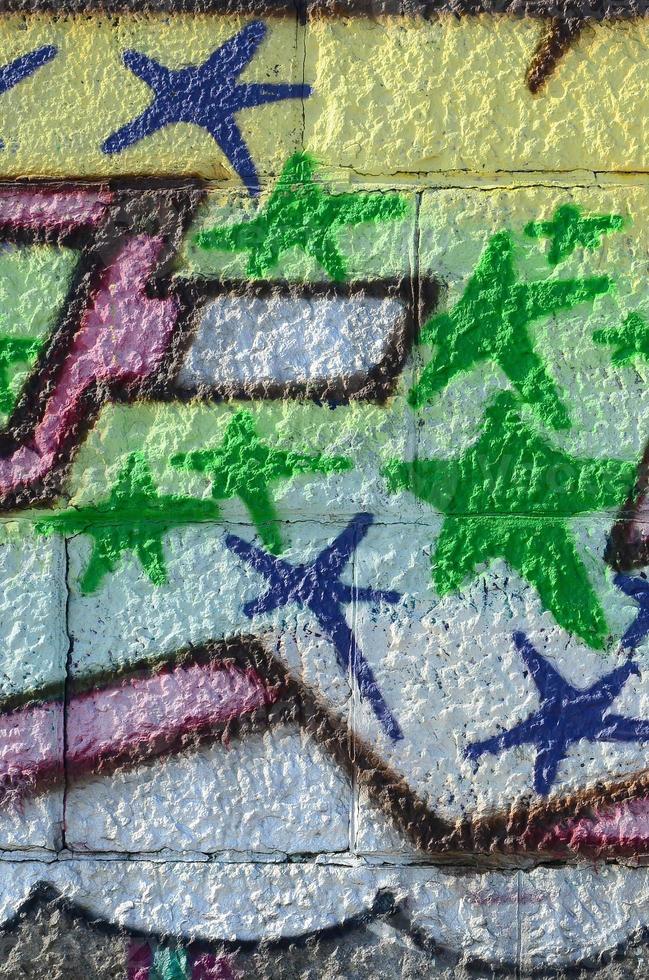 frammento di graffiti disegni. il vecchio parete decorato con dipingere macchie nel il stile di strada arte cultura. colorato sfondo struttura nel verde toni foto