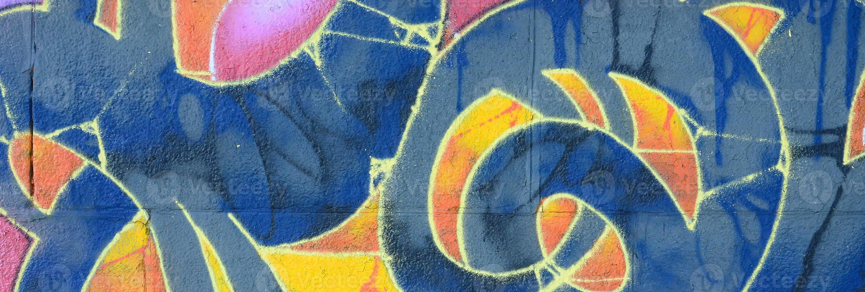 frammento di graffiti disegni. il vecchio parete decorato con dipingere macchie nel il stile di strada arte cultura. multicolore sfondo struttura foto