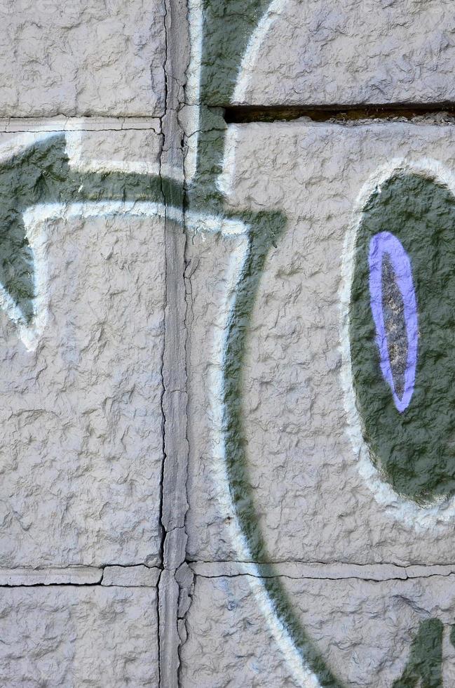 frammento di graffiti disegni. il vecchio parete decorato con dipingere macchie nel il stile di strada arte cultura. colorato sfondo struttura nel viola toni foto