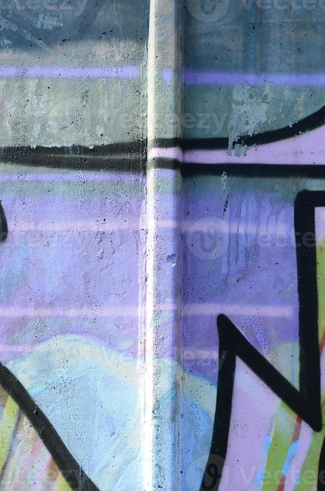 frammento di graffiti disegni. il vecchio parete decorato con dipingere macchie nel il stile di strada arte cultura. multicolore sfondo struttura foto