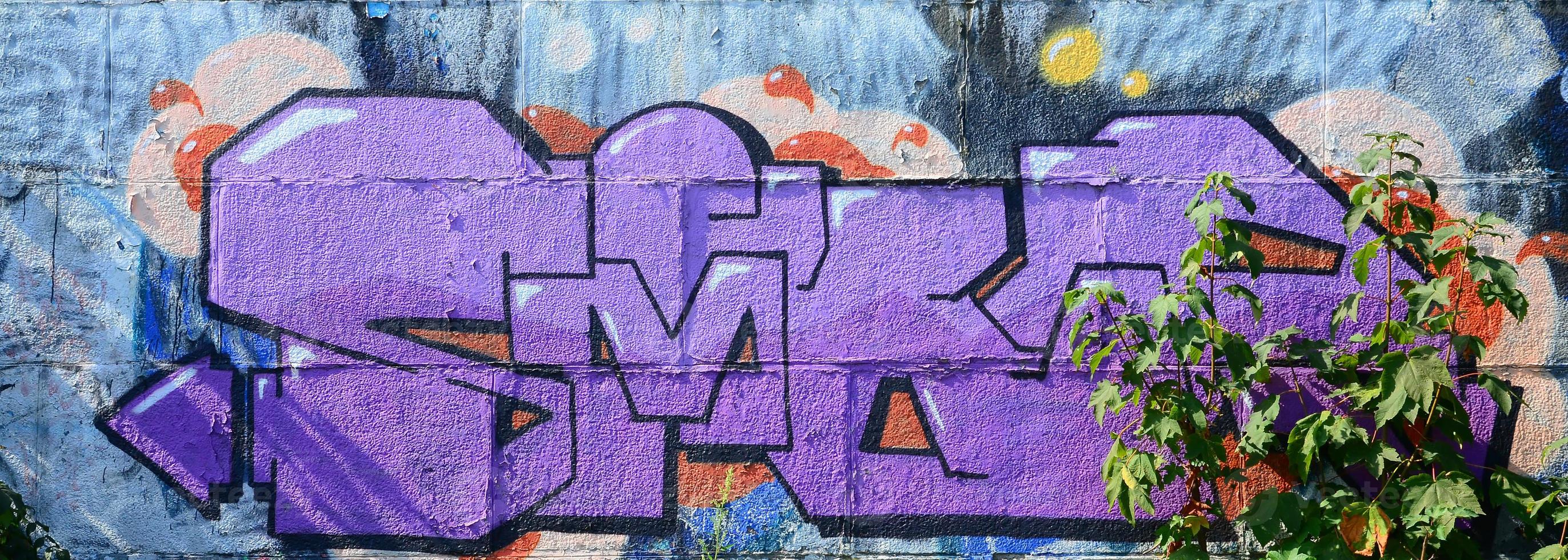 frammento di graffiti disegni. il vecchio parete decorato con dipingere macchie nel il stile di strada arte cultura. colorato sfondo struttura nel viola toni foto