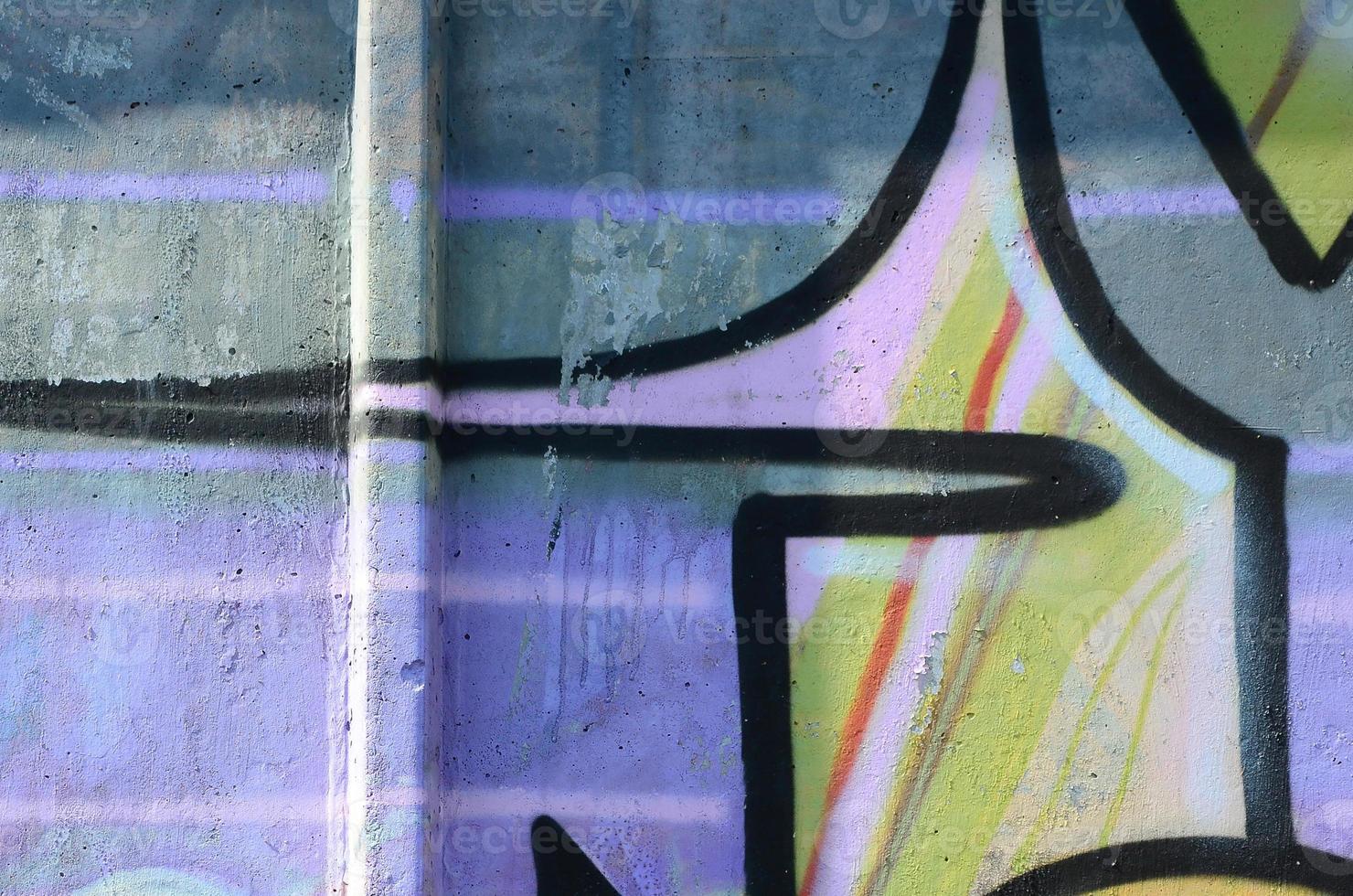 frammento di graffiti disegni. il vecchio parete decorato con dipingere macchie nel il stile di strada arte cultura. multicolore sfondo struttura foto