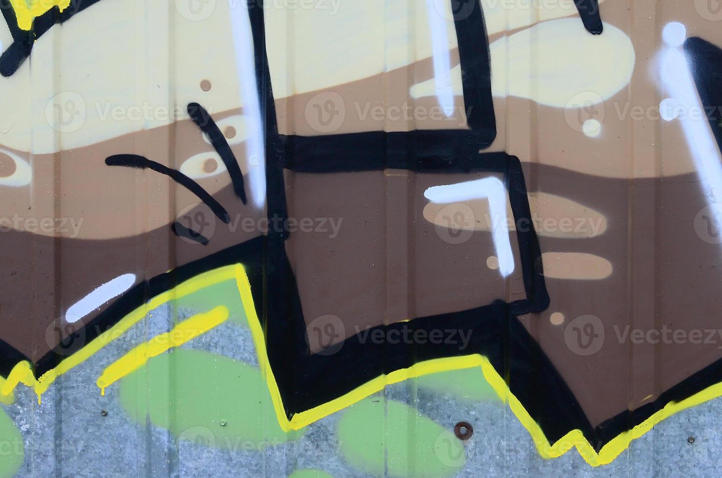 frammento di graffiti disegni. il vecchio parete decorato con dipingere macchie nel il stile di strada arte cultura. colorato sfondo struttura foto