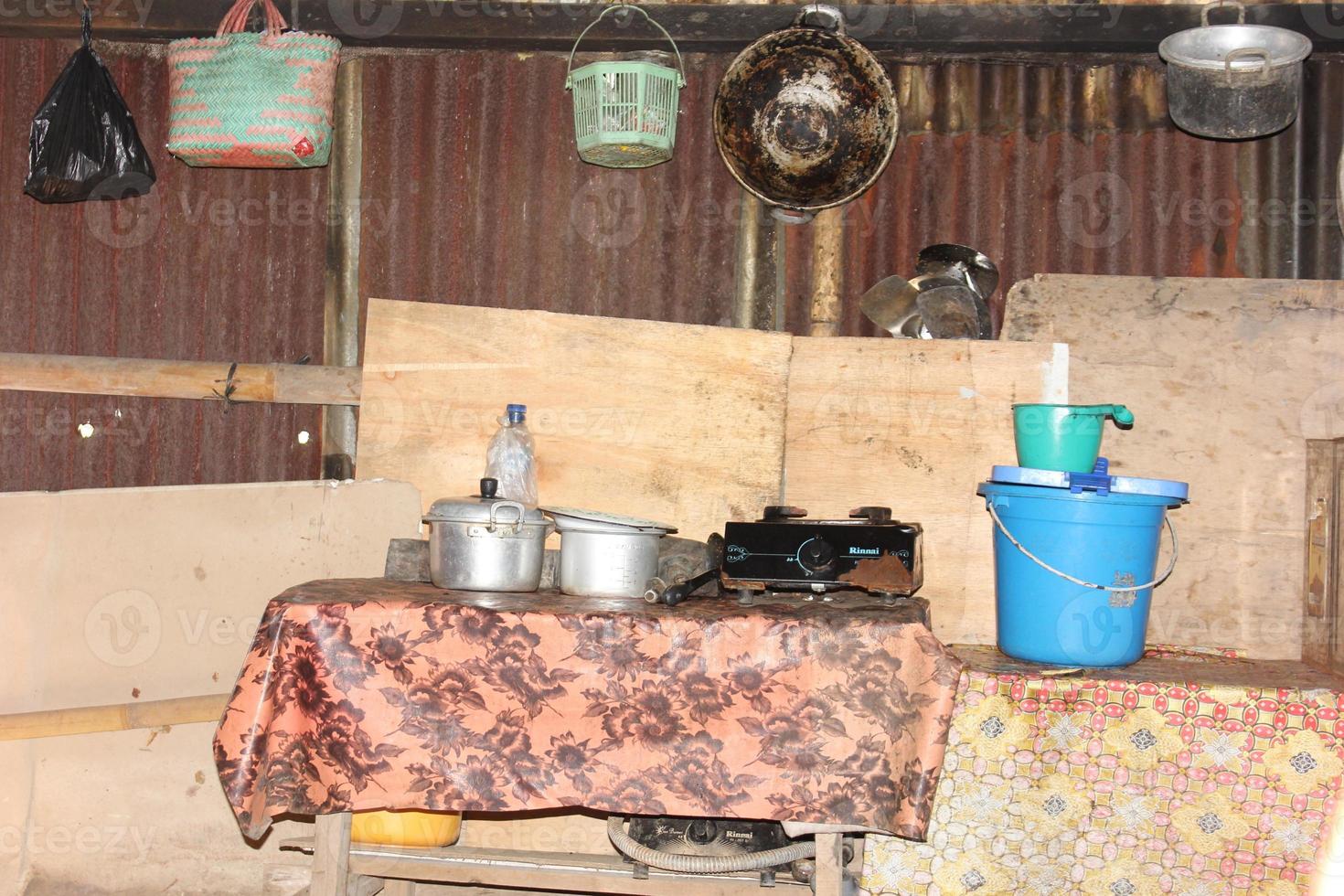 foto di un atmosfera nel un' camera quello sembra vecchio stile e alcuni vecchio cucina attrezzatura.